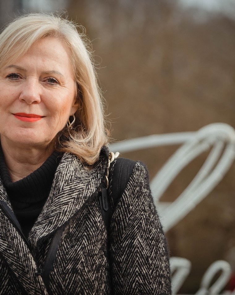 Portret Evy Poláčkowej, członkini zarządu DECOLED