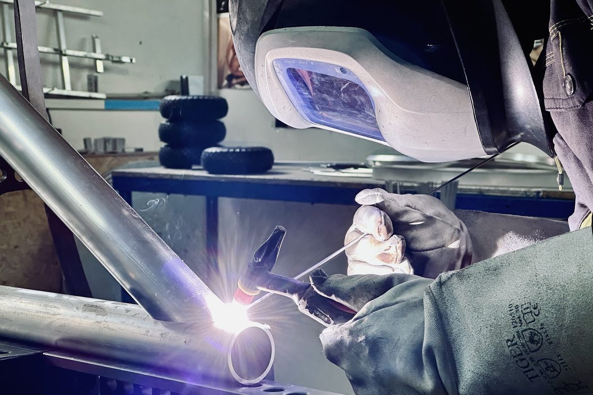 Detal spawania profilu aluminiowego do konstrukcji nośnej dekoracji świetlnej