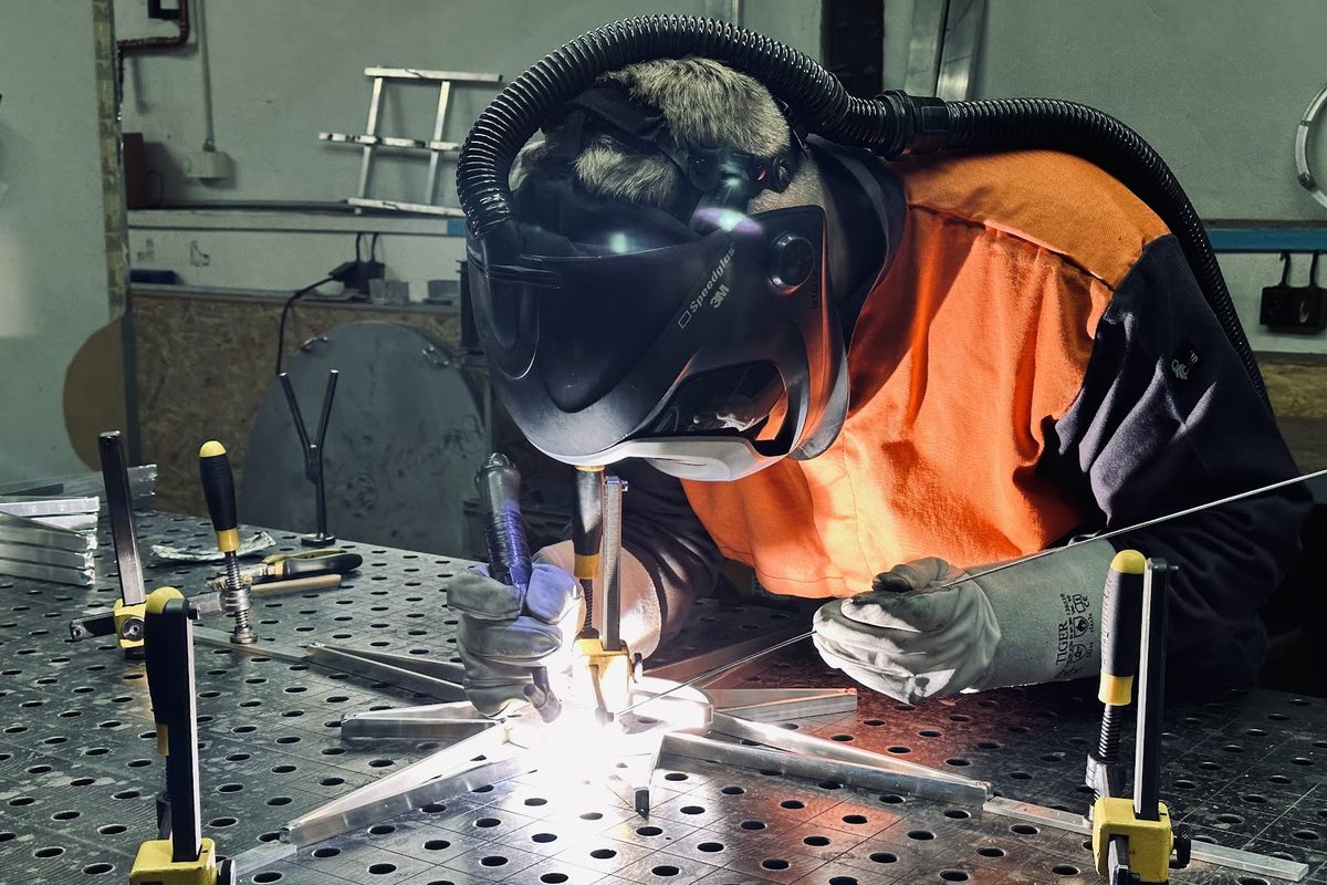 Spawacz DECOLED spawa aluminiową ramę dekoracji świetlnej